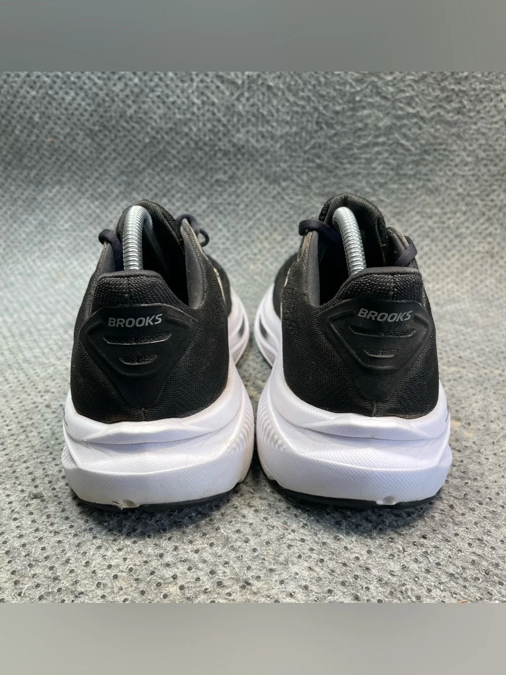 Brooks Ghost 17 Black White Running Shoes Size 9.5 Men’s